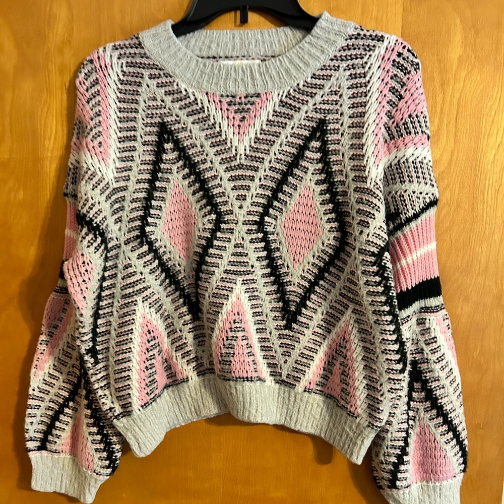 Woven heart, L  women’s pink/grey chunky cropped sweater. Balloon type sleeve.